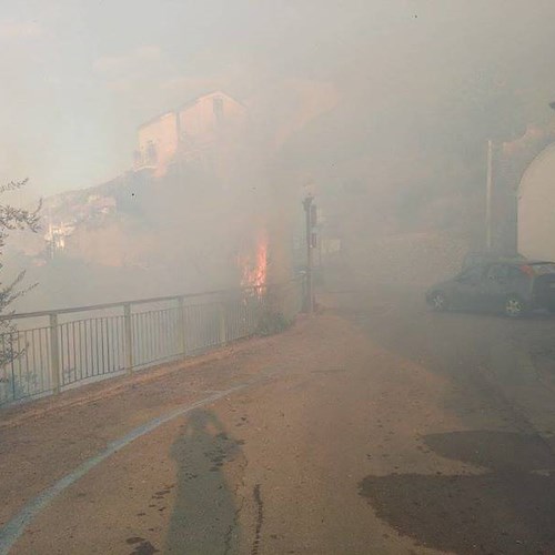 Conca dei Marini si sveglia tra le fiamme che minacciano abitazioni /FOTO