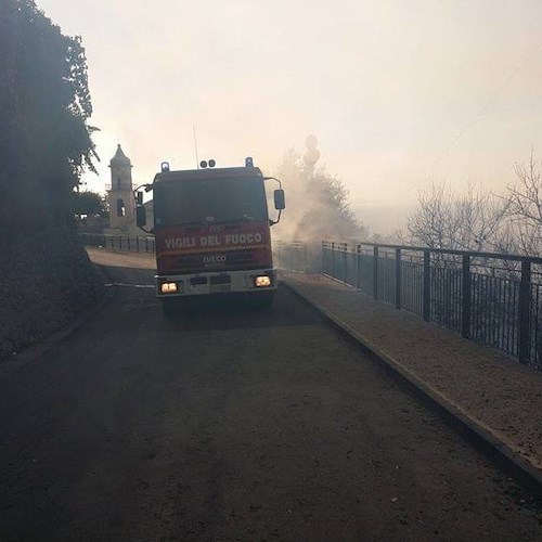 Conca dei Marini si sveglia tra le fiamme che minacciano abitazioni /FOTO