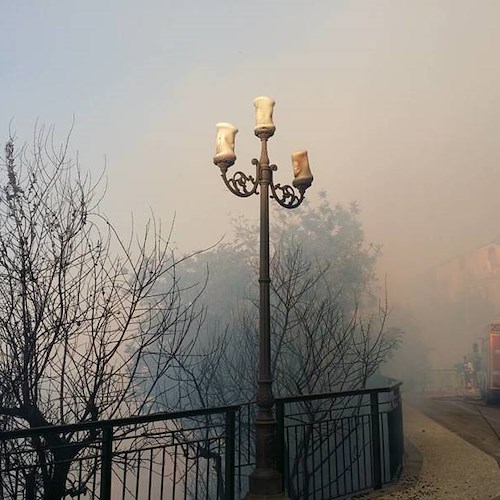 Conca dei Marini si sveglia tra le fiamme che minacciano abitazioni /FOTO