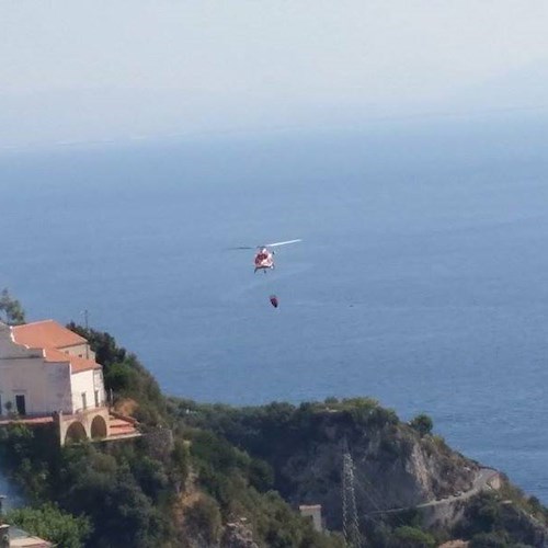 Conca dei Marini si sveglia tra le fiamme che minacciano abitazioni /FOTO