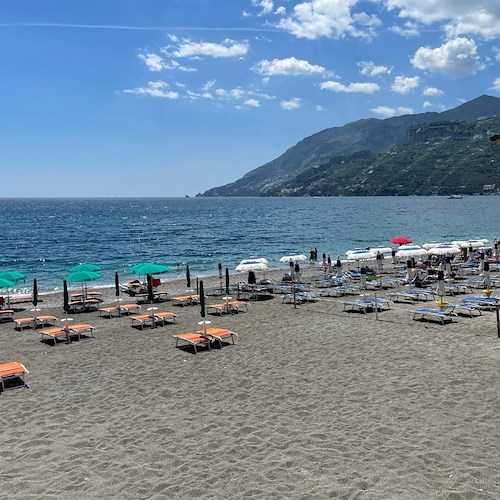 Concessioni balneari, la maggioranza trova l’accordo ma la Meloni non ci sta: «Ridicolo e vergognoso»