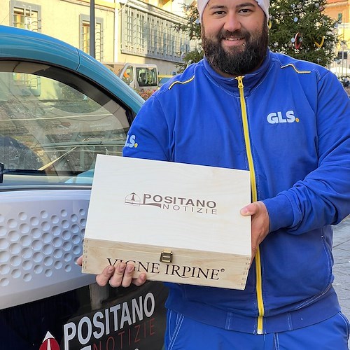 Consegne di Natale in Costiera Amalfitana per Giuseppe Ferraiolo, il gigante dal cuore buono /foto