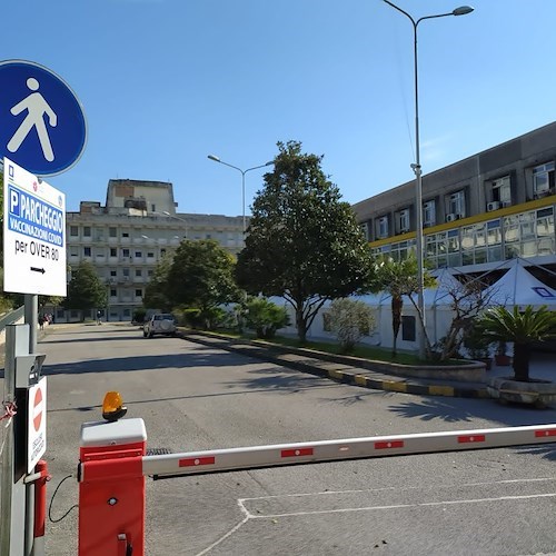 Contagi in netta risalita, De Luca: «Al Ruggi di Salerno posti letto Covid occupati al 100%»