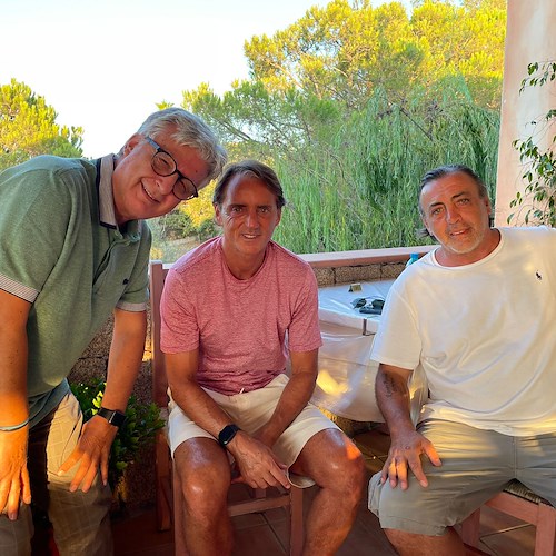 Continua l'estate in Costa Smeralda per Roberto Mancini, ieri sera cena al Micalosu con Enzo Mammato e Enrico Gaviano direttore de la Nuova Sardegna
