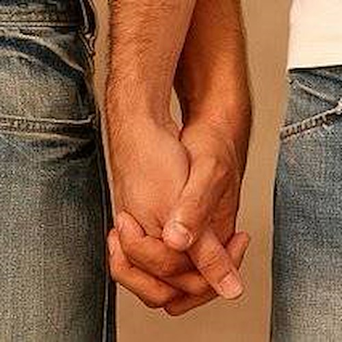 Coppia gay si bacia al bar: cacciati dal titolare che non gradisce