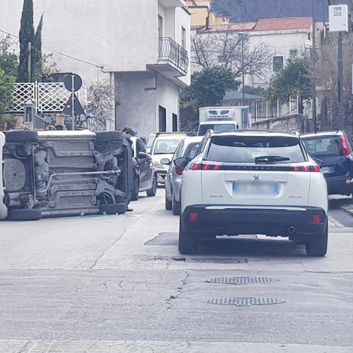 Corbara: auto si ribalta in centro, paura per due persone [FOTO]