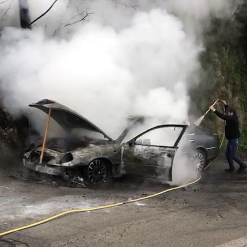 Corbara: auto va a fuoco su strada Valico di Chiunzi, salvo il conducente [FOTO]
