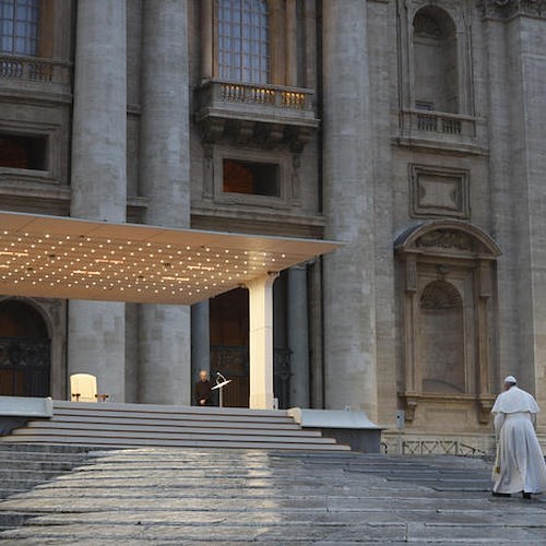 Coronavirus, la benedizione straordinaria di Papa Francesco: «Signore, sappiamo che Tu hai cura di noi» 