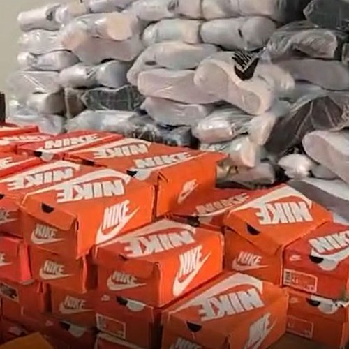 Corriere dal carico “sospetto”, GdF Salerno scova deposito con oltre 2.300 articoli contraffatti a Boscoreale
