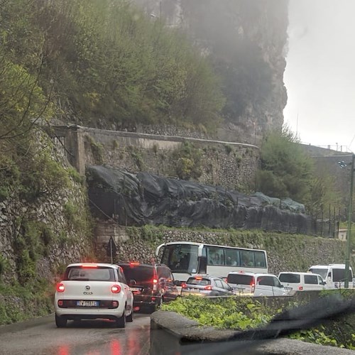 Costa d'Amalfi, anche con la pioggia ecco l’inferno sulle strade [FOTO]