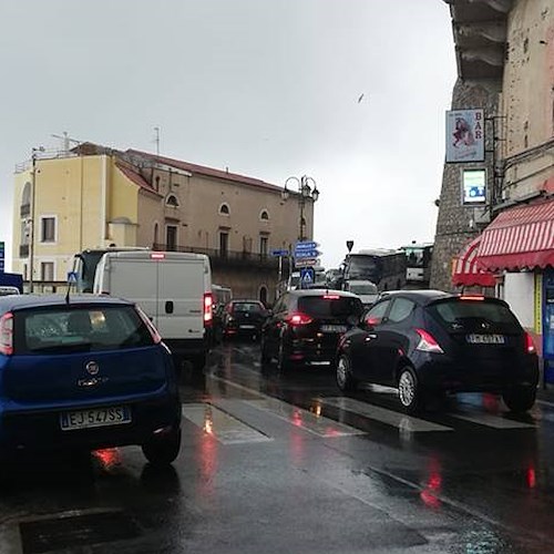 Costa d'Amalfi, anche con la pioggia ecco l’inferno sulle strade [FOTO]