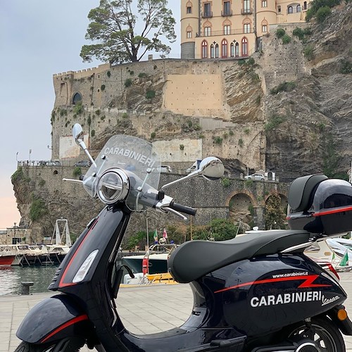 Costa d'Amalfi, arriva la Vespa elettrica: primi modelli per i Carabinieri [FOTO]