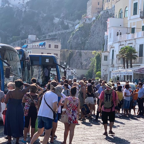 Costa d’Amalfi, assalto ai bus del trasporto pubblico: ressa e tensioni per un posto a bordo [FOTO]