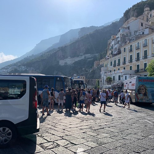 Costa d’Amalfi, assalto ai bus del trasporto pubblico: ressa e tensioni per un posto a bordo [FOTO]