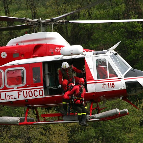 Costa d’Amalfi, cade in montagna e precipita verso burrone: escursionista perugino salvato in elicottero