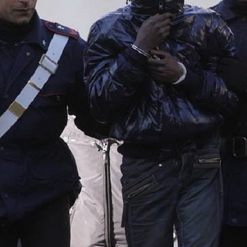 Costa d’Amalfi, extracomunitario ubriaco crea fastidi su bus e si scaglia contro Carabinieri: arrestato