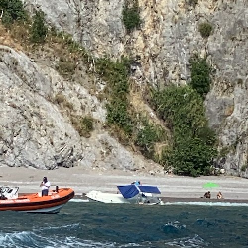 Costa d’Amalfi: imbarcazione arenata al “Cavallo morto”, salve sei persone 