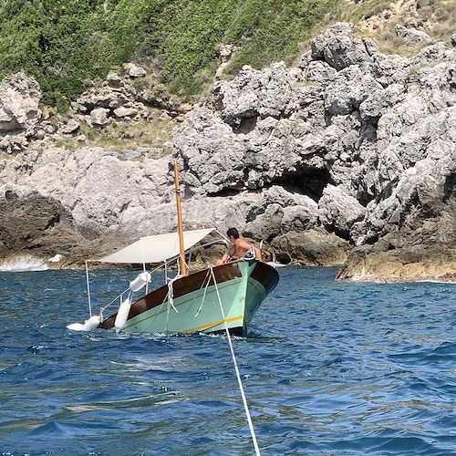 Costa d'Amalfi, imbarcazione rischia di affondare al Capo di Conca: salvataggio in extremis [FOTO]