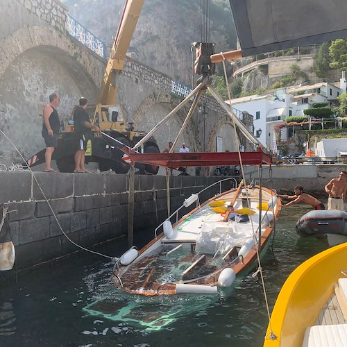 Costa d'Amalfi, imbarcazione rischia di affondare al Capo di Conca: salvataggio in extremis [FOTO]