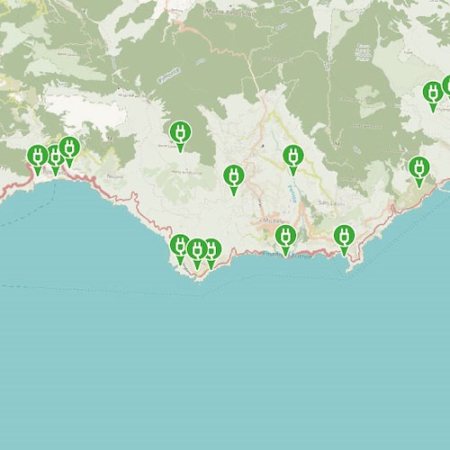 Costa d'Amalfi, installate 12 colonnine di ricarica elettrica da Maiori a Positano [LA MAPPA]
