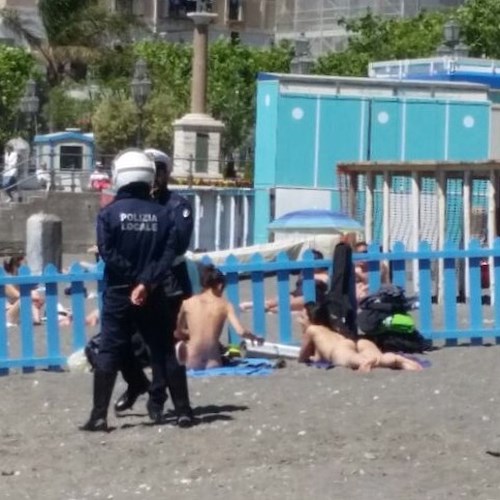 Costa d'Amalfi: nudo integrale in spiaggia, Vigili invitano turiste svedesi a ricomporsi [FOTO]