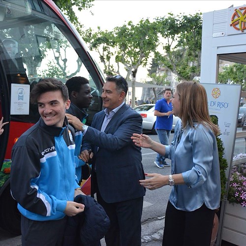 Costa d'Amalfi, per i "campeones" sfilata in bus e festa promozione dal presidente De Riso [FOTO]