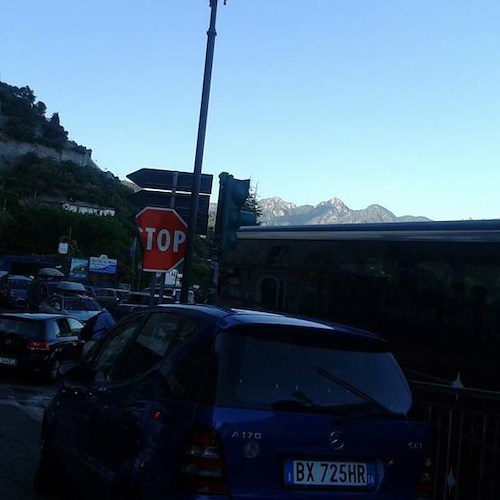 Costa d'Amalfi: ritorna l'inferno sulla Statale 163, traffico in tilt per tutta la giornata /FOTO