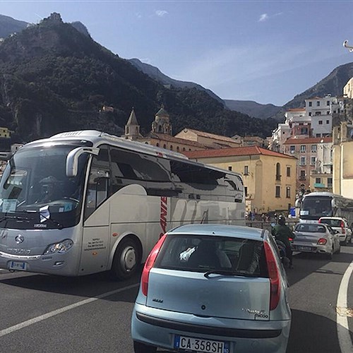 Costa d'Amalfi, traffico in tilt e disagi anche oggi. Scene di ordinario sconforto