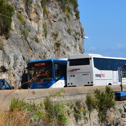Costiera Amalfitana, bus turistici autorizzati per “trasporto pubblico” con la compiacenza della Sita