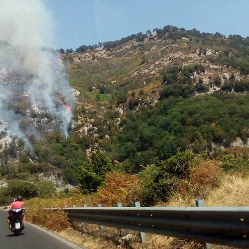 Costiera Amalfitana da paradiso a inferno: qui brucia tutto, ogni giorno. Oggi roghi a Ravello, Tramonti, Maiori e Pogerola [FOTO]