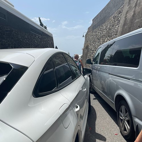 Costiera Amalfitana nella morsa del traffico: a Castiglione bloccata anche un'ambulanza [FOTO-VIDEO]