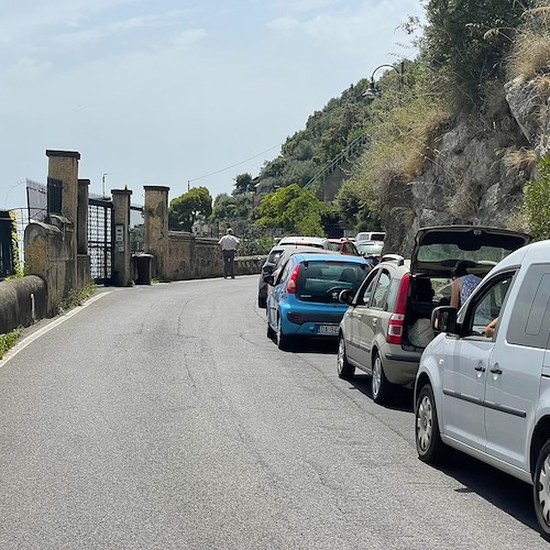Costiera Amalfitana nella morsa del traffico: a Castiglione bloccata anche un'ambulanza [FOTO-VIDEO]