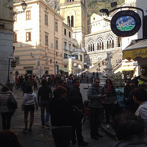 Costiera baciata dal sole si ripopola con primi turisti, ma domani torna il maltempo