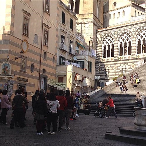 Costiera baciata dal sole si ripopola con primi turisti, ma domani torna il maltempo