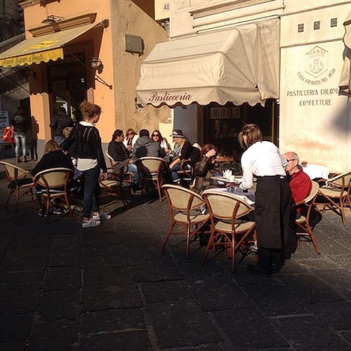 Costiera baciata dal sole si ripopola con primi turisti, ma domani torna il maltempo