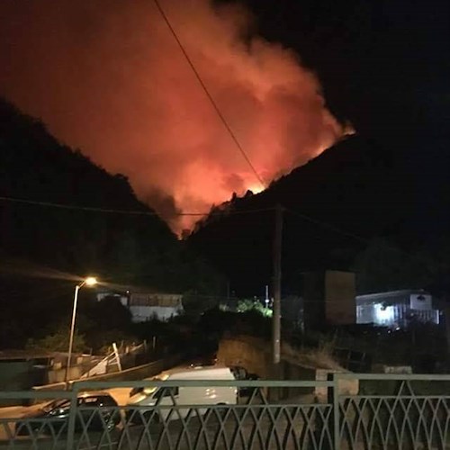 Costiera ostaggio dei piromani, a Maiori fiamme nella notte a Vecite /FOTO