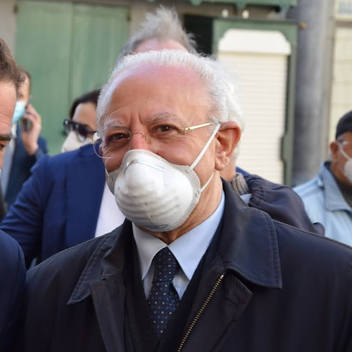 Covid-19, dalla Regione Campania un atto di richiamo: «Rimane obbligo mascherina se c’è assembramento»
