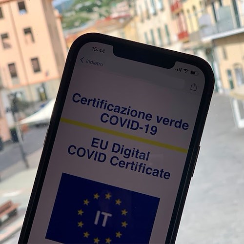 Covid e viaggi, da febbraio basterà esibire il Green pass per entrare in Italia