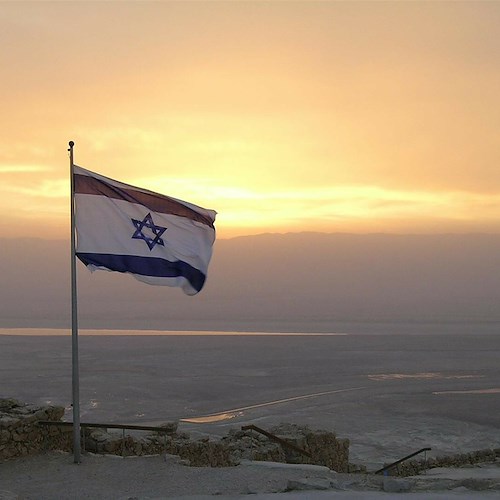 Covid, la variante Omicron spaventa Israele: chiuse frontiere per 2 settimane