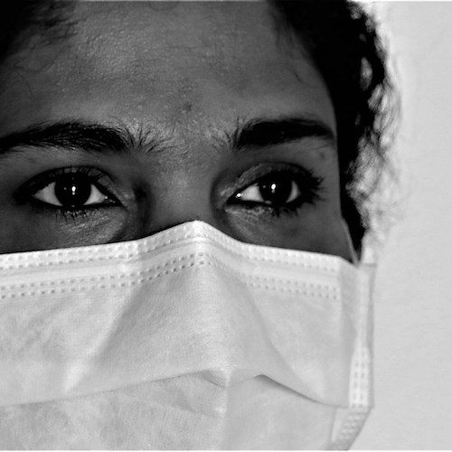 Covid, presidente medici Sudafrica su Omicron: «Finora casi lievi. Prematuro parlare di crisi sanitaria»