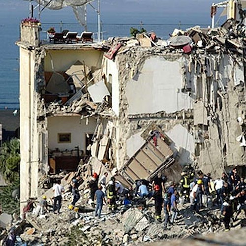 Crolla palazzina di quattro piani a Torre Annunziata, coinvolte due famiglie [VIDEO]