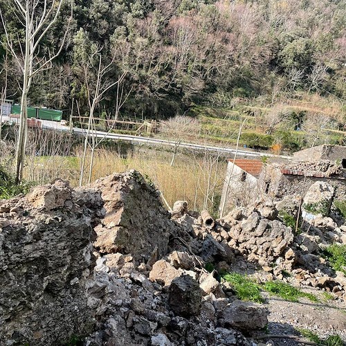 Crolla parte dell’acquedotto medioevale a Molina di Vietri sul Mare, Sindaco amareggiato: «Eppure avevo sollecitato Soprintendenza»
