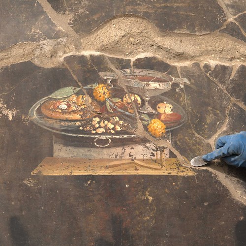 Curiosa scoperta agli scavi di Pompei, in un affresco spunta l'antenato della pizza