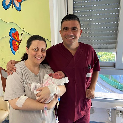 Da agosto in "Gravidanza a rischio", 43enne di Pompei dà alla luce la sua bambina a Salerno: «Al Ruggi hanno salvato due vite!»