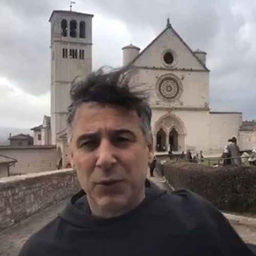 Da Assisi Padre Enzo Fortunato prega per la Costiera Amalfitana: «Porto le vostre invocazioni sulla tomba di San Francesco» [VIDEO] 