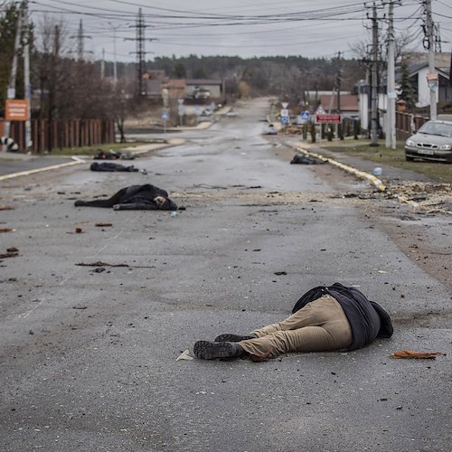 Da Bucha le drammatiche foto di civili uccisi. USA e UK chiedono sospensione Russia dall'ONU per crimini di guerra