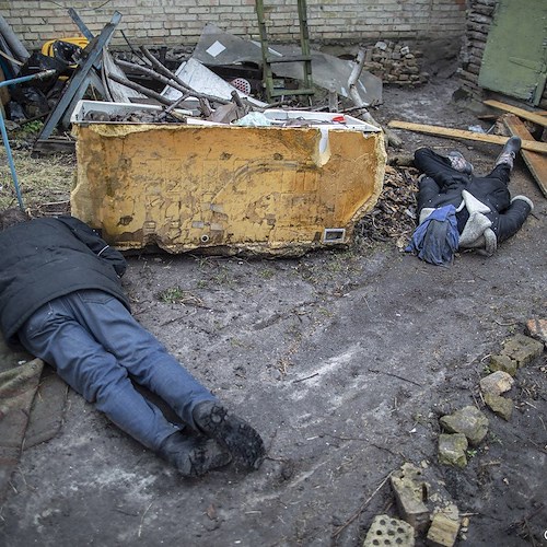 Da Bucha le drammatiche foto di civili uccisi. USA e UK chiedono sospensione Russia dall'ONU per crimini di guerra