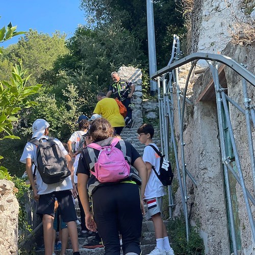 Da Conca dei Marini al Sentiero dei Limoni con Michele Ruocco, un inedito percorso con i giovanissimi impegnati nel campo Volontariato con Resilienza e Sodalis