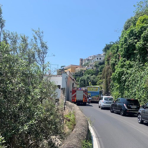 Da Minori a Castiglione 1 ora e 35 minuti: auto bloccate nel traffico fanno retromarcia per la disperazione /FOTO