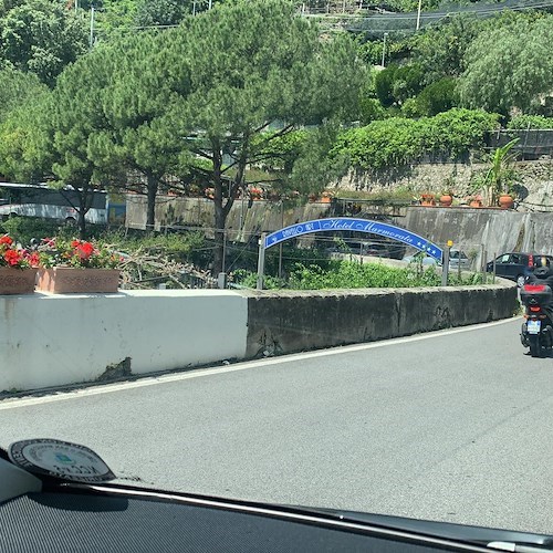 Da Minori a Castiglione 1 ora e 35 minuti: auto bloccate nel traffico fanno retromarcia per la disperazione /FOTO